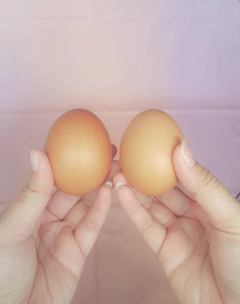 Una Mano Che Tiene Uovo Con Uno Sfondo Rosa — Foto Stock