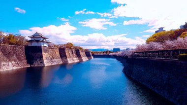 Bahar mevsiminde Osaka Kalesi 'nin çevresini güzel bir gökyüzü, sakin bir nehir ve kiraz çiçekleri kaplar. Osaka Kalesi 'ni çevreleyen kale görkemli bir şekilde bir nehirle çevrilidir..
