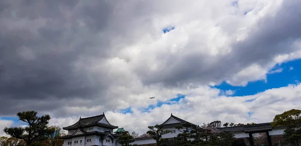 大阪城堡的四周是春天的季节 有着美丽的天空 平静的河流和樱花 大阪城堡周围的堡垒威严地矗立在一条河边 — 图库照片