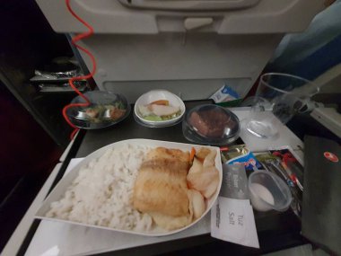 İstanbul, Türkiye Temmuz 2022. Türk Hava Yolları uçağının uçuş menüsü. Bu yiyecekler Müslümanlar tarafından tüketilebilen helal gıdalar. Menü çok çeşitli, çok eksiksiz ve lezzetli..