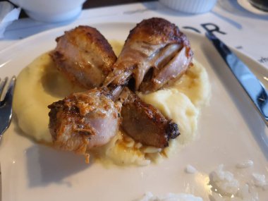 Yemeklerden biri Türkiye 'de küçük bir otelde servis edildi. Tereyağlı pilav, baharatlı tavuk ve patates püresinden oluşuyor. Tadı Asyalılar tarafından yenmek için çok uygun..