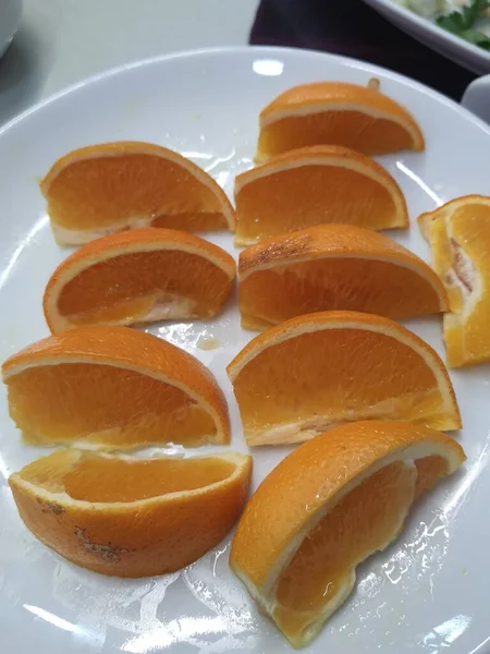 被切割的橘子 看起来很新鲜 带有迷人的橙色 口感非常甜 略带酸味 令人神清气爽 — 图库照片