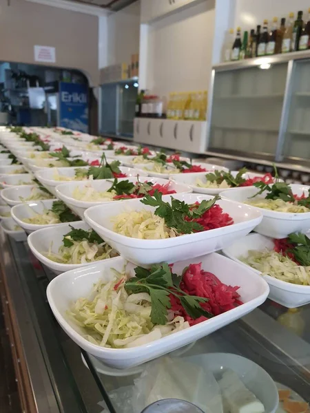 Turkish Salad Neatly Arranged Restaurant Table Give Customers Composition Salad — Stock Photo, Image