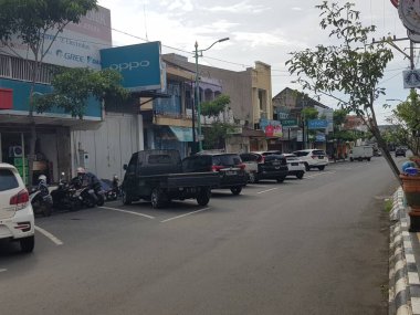 Merkez Java, Endonezya. Çin Mahallesi 'ndeki atmosfer, Jepara Şehri' nde uzun zamandır var olan dükkanlar ve bu civarda çeşitli dükkanlar var. Araçlar yol boyunca düzgün bir şekilde park edilmiş..