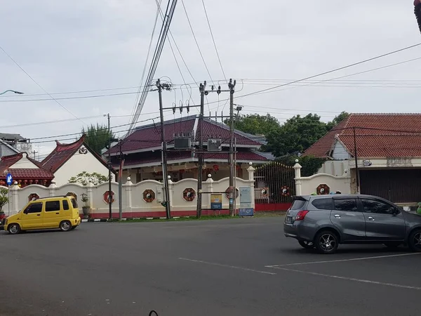インドネシアの中部ジャワ州 中華街の雰囲気や 古くから存在するジェパラ市内のお店 周辺には様々なお店が軒を連ねています 道路沿いに車が綺麗に停まっている — ストック写真