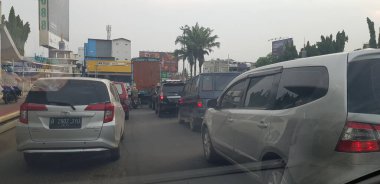 Cakarta, Endonezya Ağustos 2019. Otoyol sıkışıklığında olan araba ve kamyonların dikiz görüntüsü. Sıkıştığında araç yavaş çalışır ve bazen durur..