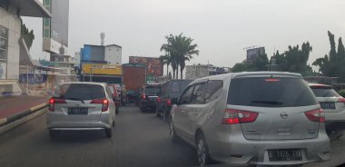 Cakarta, Endonezya Ağustos 2019. Otoyol sıkışıklığında olan araba ve kamyonların dikiz görüntüsü. Sıkıştığında araç yavaş çalışır ve bazen durur..