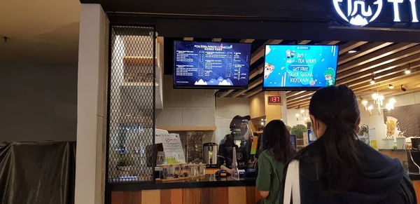 자카르타 인도네시아 2022 카페를 사람들은 주문을 기다리고 카페는 초콜릿등을 판매하고 — 스톡 사진