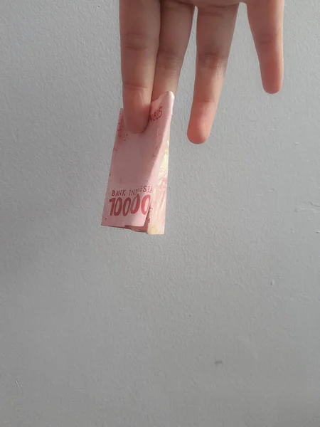 Foto Isolada Uma Mão Segurando Uma Nota Cem Mil Rupias — Fotografia de Stock