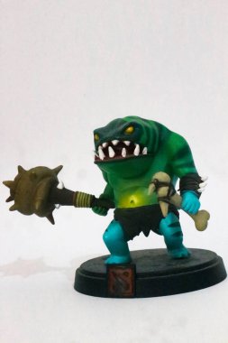 Cakarta, Endonezya Ekim 2022. Dota 2 Tide avcı figürü çıkarılabilir ya da monte edilebilir silahlarla. Gelgit avcısı güçlü çapasını sallayarak yakındaki düşmanlara saldırıyor ve onların saldırı hasarını azaltıyor. Yıkım.