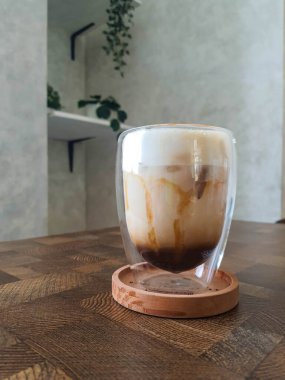 Bir bardak buzlu karamelli Macchiato. Süt ve karamel karışımlı kahve çok taze, tatlı, biraz acı ve tuzlu sıcak bir günde çok lezzetlidir..
