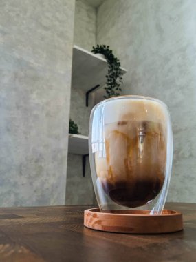 Bir bardak buzlu karamelli Macchiato. Süt ve karamel karışımlı kahve çok taze, tatlı, biraz acı ve tuzlu sıcak bir günde çok lezzetlidir..