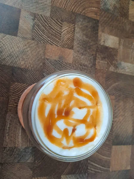 Verre Macchiato Caramel Salé Glacé Café Avec Mélange Lait Sirop — Photo