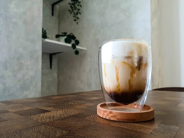 Vaso Caramelo Macchiato Salado Hielo Café Con Una Mezcla Leche —  Fotos de Stock