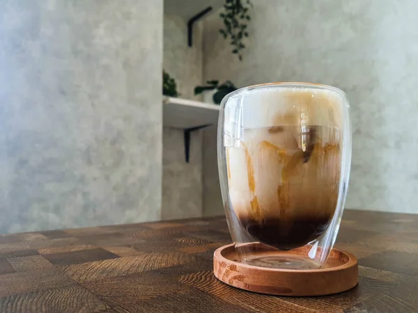 Glas Eissalzkaramell Macchiato Vorhanden Kaffee Mit Einer Mischung Aus Milch — Stockfoto