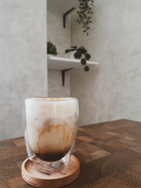 一杯冰盐焦糖马奇亚托在炎热的一天里 混合了牛奶和焦糖糖浆的咖啡非常新鲜 略带苦味和咸味 — 图库照片