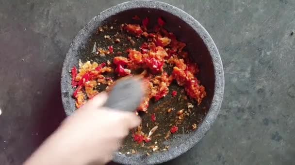 Het Proces Van Het Maken Van Een Chilisaus Een Hand — Stockvideo