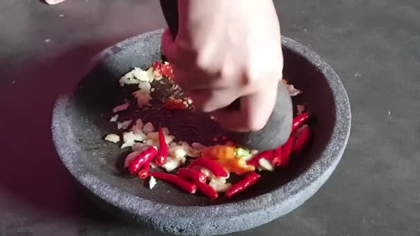 Процесс Приготовления Соуса Чили Рука Распыляет Лук Чили Наперстке Каменном — стоковое видео