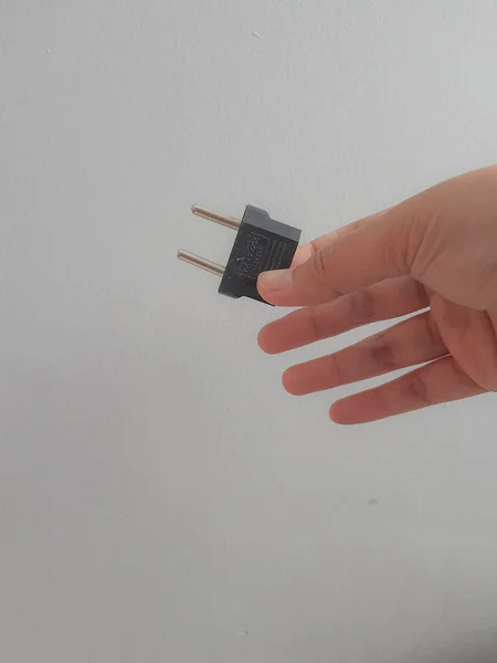 Uma Mão Está Segurando Conversor Adaptador Viagem American Plug Power — Fotografia de Stock
