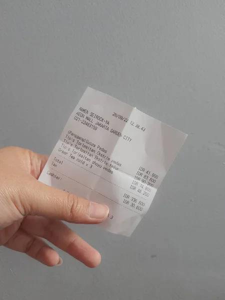 Jakarta Indonesia July 2022 Hand Holding Shopping Receipt Which Displays — Stock Photo, Image