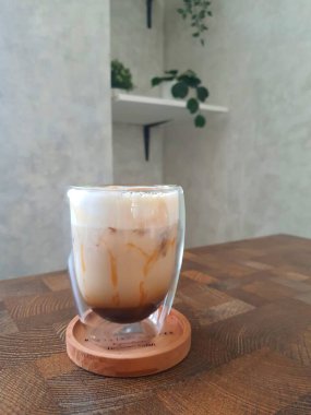 Bir bardak buzlu karamelli Macchiato. Süt ve karamel karışımlı kahve çok taze, tatlı, biraz acı ve tuzlu sıcak bir günde çok lezzetlidir..