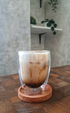 Bir bardak buzlu karamelli Macchiato. Süt ve karamel karışımlı kahve çok taze, tatlı, biraz acı ve tuzlu sıcak bir günde çok lezzetlidir..