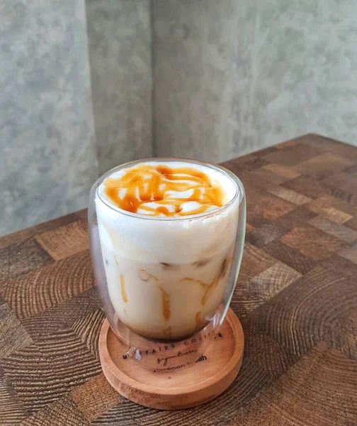 Glas Eissalzkaramell Macchiato Vorhanden Kaffee Mit Einer Mischung Aus Milch — Stockfoto