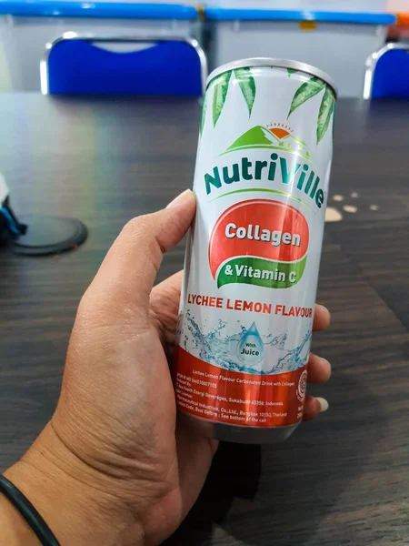 인도네시아 자카르타 2021 손에는 디오빌 이라는 상표의 깡통이 비타민 Nutriville — 스톡 사진