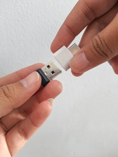 2021年7月 印度尼西亚雅加达 一只手正试图在灰白色背景下将一个小瓶盘插入适配器Usb C型至Usb 0型适配器Otg电缆转换器 — 图库照片