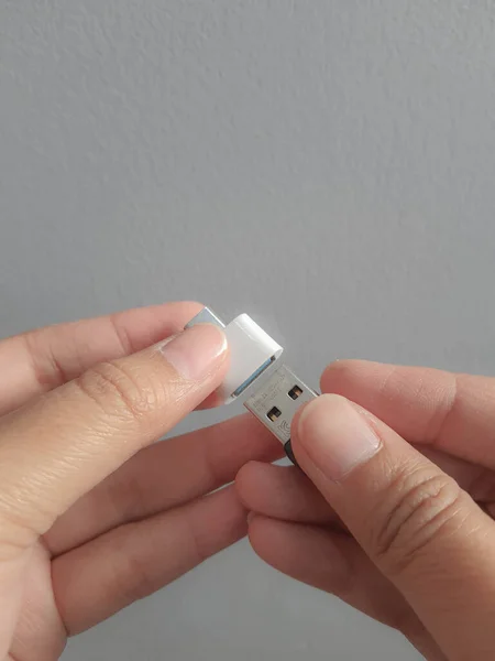 인도네시아 자카르타 2021 플라스크 디스크를 Usb 삽입하려고 합니다 Usb Type — 스톡 사진