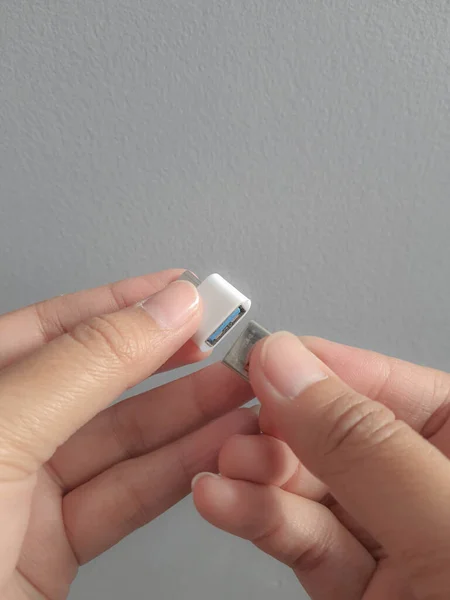 Jakarta Indonesia July 2021 Hand Trying Insert Small Flask Disk — Stock Photo, Image