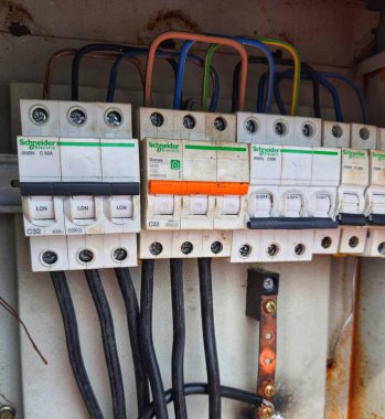 Elektrik Paneli Kutusu. Devre kesicili bir Voltaj santrali içeriyor. Elektrik arkaplanı