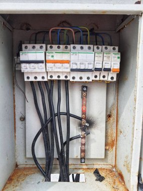 Elektrik Paneli Kutusu. Devre kesicili bir Voltaj santrali içeriyor. Elektrik arkaplanı