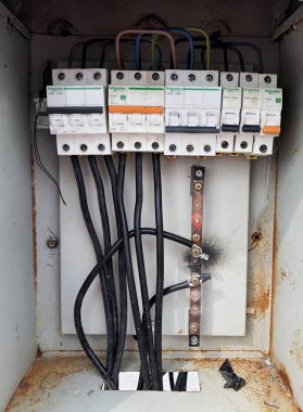 Elektrik Paneli Kutusu. Devre kesicili bir Voltaj santrali içeriyor. Elektrik arkaplanı