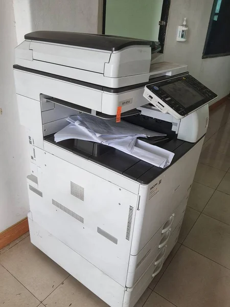 Cakarta, Endonezya Ekim 2022. Markası ve tipi RICOH MP4054 olan bir fotokopi makinesi. Bu makine belgeleri kopyalamak, taramak, faks ve yazıcı olarak kullanılabilir..