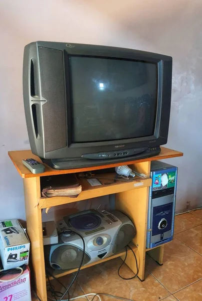 Merkez Java, Endonezya 9 Temmuz 2022. Bilgisayar masasında eski parçalar. Keskin bir televizyon, eski bir bilgisayar işlemcisi, ve bir politron radyo ve teyp..