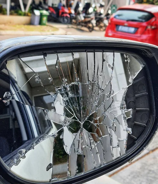 Beim Aufprall Auf Ein Anderes Fahrzeug Wurde Der Rechte Außenspiegel — Stockfoto