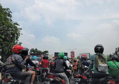 Eylül 2022 'de Batı Java, Endonezya. Jalan Raya Bekasi 'de meydana gelen trafik yoğunluğu veya araç yoğunluğu. Bu yol büyük araçlar geri döndüğü için sık sık tıkanır..