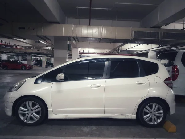 Java Ocidental Indonésia Julho 2022 Vista Lateral Honda Jazz Branco — Fotografia de Stock