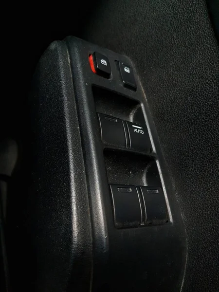 車のドアの右側にある車の部品 すなわちハンドル又は車のドアの開口部と車をロックし 車の窓を開くためにそれの下にいくつかのボタン — ストック写真