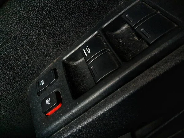 汽车的部件 即车门右侧的手柄或车门开启装置和下面的几个按钮 用来锁住汽车并打开车窗 — 图库照片