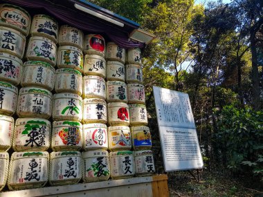 Tokyo, Japonya 15 Nisan 2019. Japon sake fıçıları Harajuku Şehir Ormanı 'ndaki Meiji Jingu ya da Meiji Tapınağı' nda. Bu sake fıçıları tanrılara bir övgü..