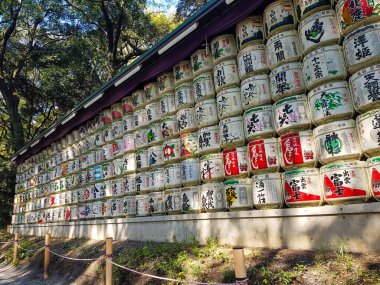 Tokyo, Japonya 15 Nisan 2019. Japon sake fıçıları Harajuku Şehir Ormanı 'ndaki Meiji Jingu ya da Meiji Tapınağı' nda. Bu sake fıçıları tanrılara bir övgü..