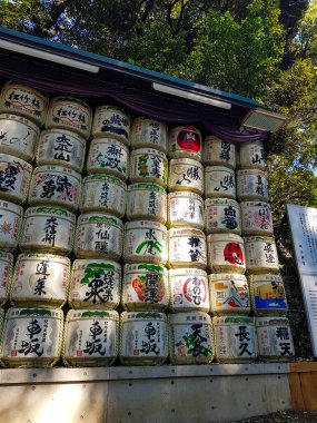 Tokyo, Japonya 15 Nisan 2019. Japon sake fıçıları Harajuku Şehir Ormanı 'ndaki Meiji Jingu ya da Meiji Tapınağı' nda. Bu sake fıçıları tanrılara bir övgü..