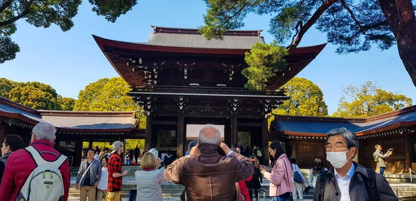 2019年4月 来自亚洲 美洲和欧洲的游客正在参观明治寺 日本最有名的神道神龛之一位于东京石谷区 — 图库照片