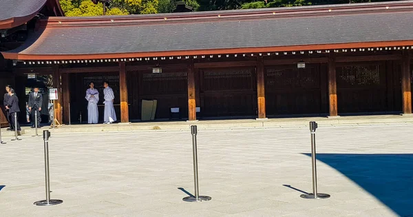 2019年4月の日本 明治神宮での結婚式の様子 新郎は黒い着物を着て 新婦は白い着物を着ています 明治神宮を訪れる観光客にとってはとても魅力的です — ストック写真