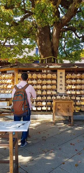 2019年4月の日本 アジア インド アメリカ ヨーロッパからの観光客が明治寺を訪れています 東京都渋谷区にある日本有数の神社 — ストック写真
