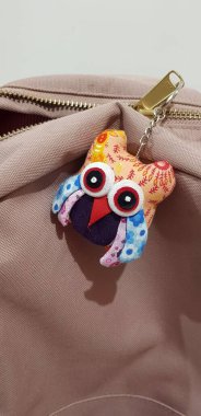 Baykuş şeklinde şirin bir bez anahtarlık. Bir öğrencinin çantasında asılı..