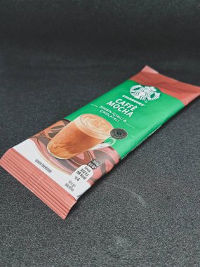 Batı Java, Endonezya Ekim 2022. Caffe Mocha aromalı bir paket Starbucks premium kahve. Bu kahve Türkiye 'de yaklaşık beş ila altı liraya satılır. Çok ucuz ve lezzetli, koyu kahve ve çikolata aromalı..