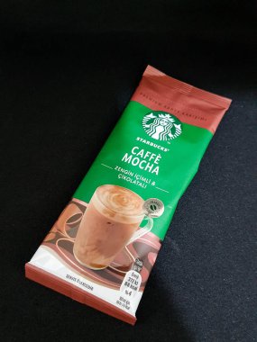 Batı Java, Endonezya Ekim 2022. Caffe Mocha aromalı bir paket Starbucks premium kahve. Bu kahve Türkiye 'de yaklaşık beş ila altı liraya satılır. Çok ucuz ve lezzetli, koyu kahve ve çikolata aromalı..